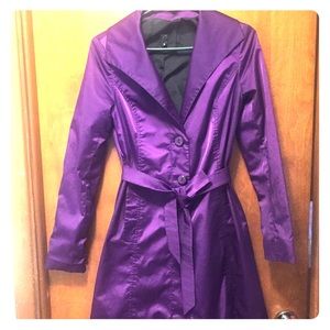 Stunning knee-length spring coat